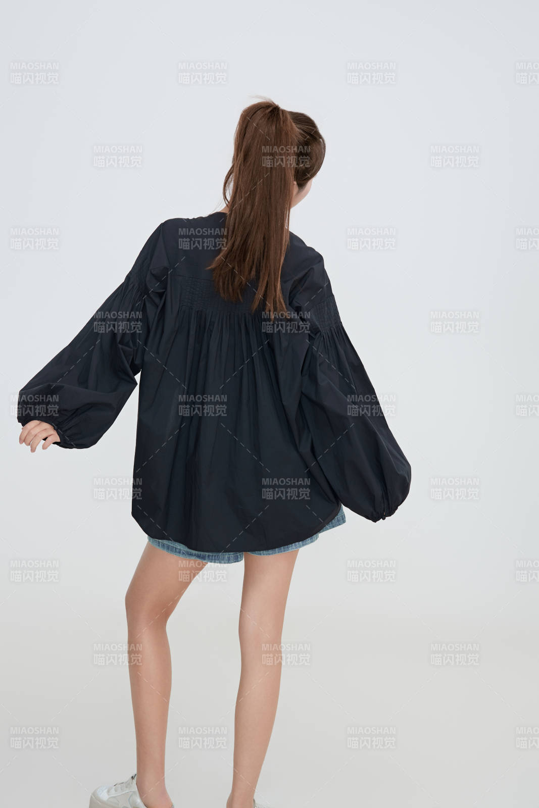 在攝影棚拍攝的青年時尚女性