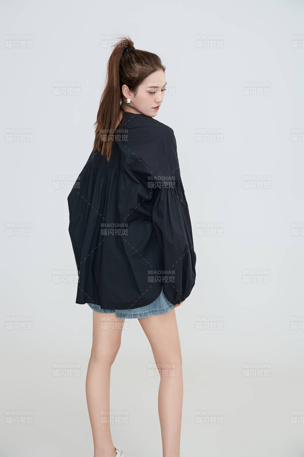 在攝影棚拍攝的青年時(shí)尚女性