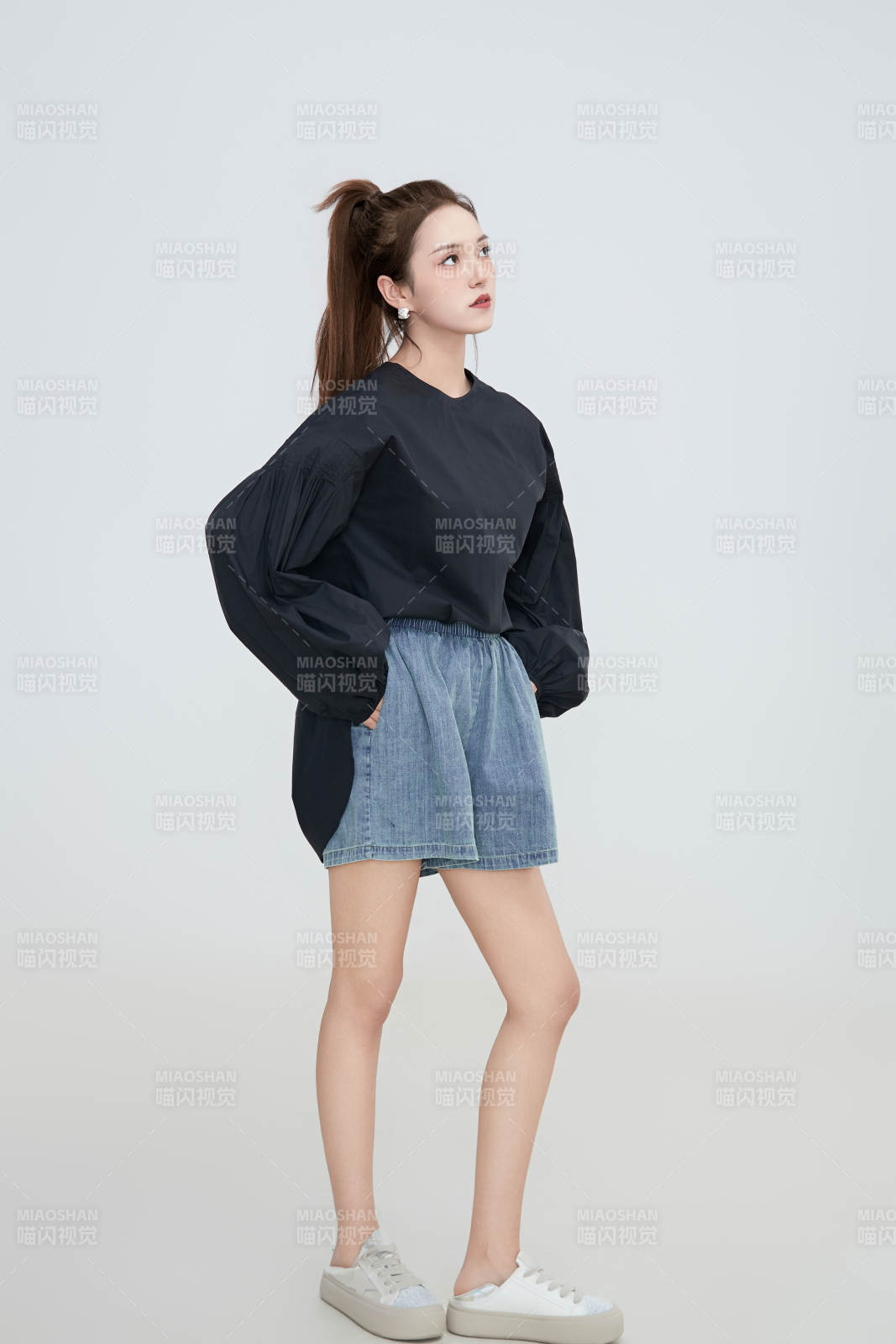 在攝影棚拍攝的青年時(shí)尚女性