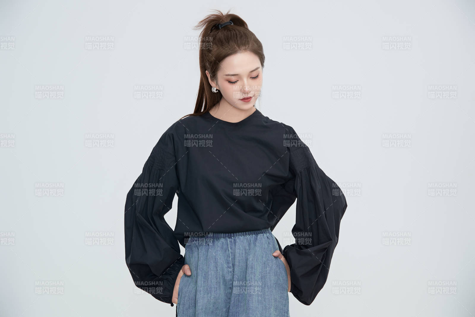 在攝影棚拍攝的青年時尚女性