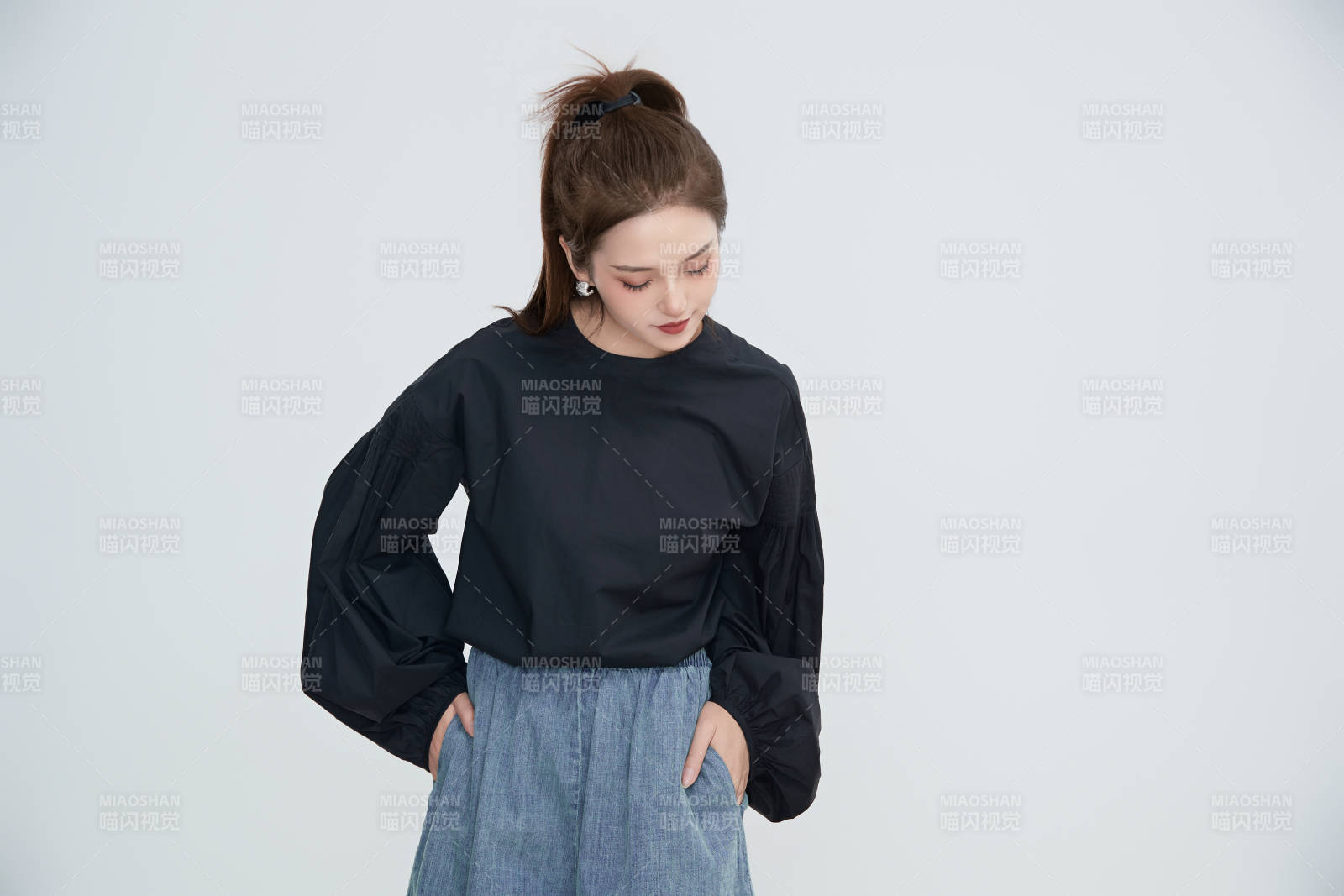 在攝影棚拍攝的青年時(shí)尚女性