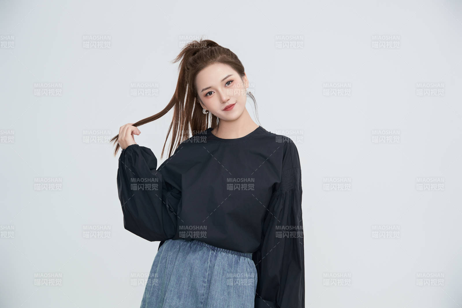 在攝影棚拍攝的青年時尚女性