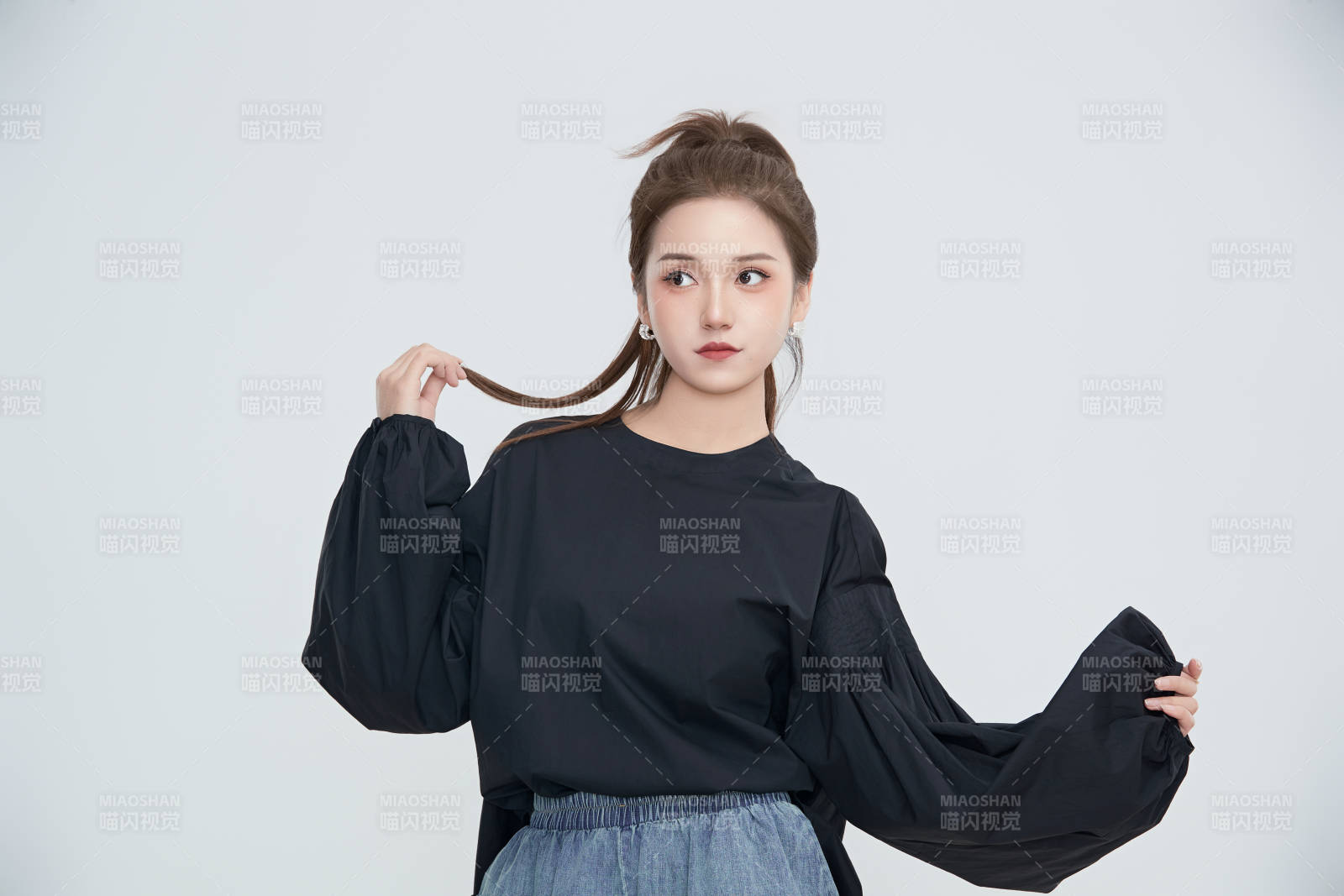 在攝影棚拍攝的青年時尚女性