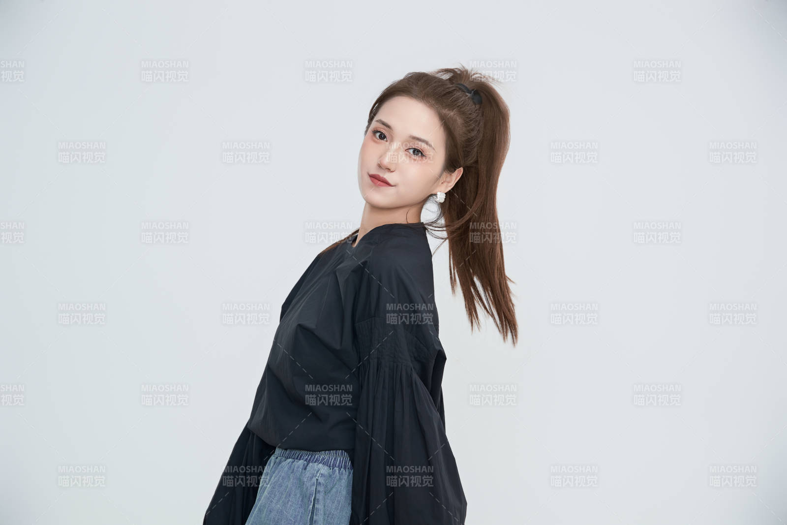 在攝影棚拍攝的青年時尚女性