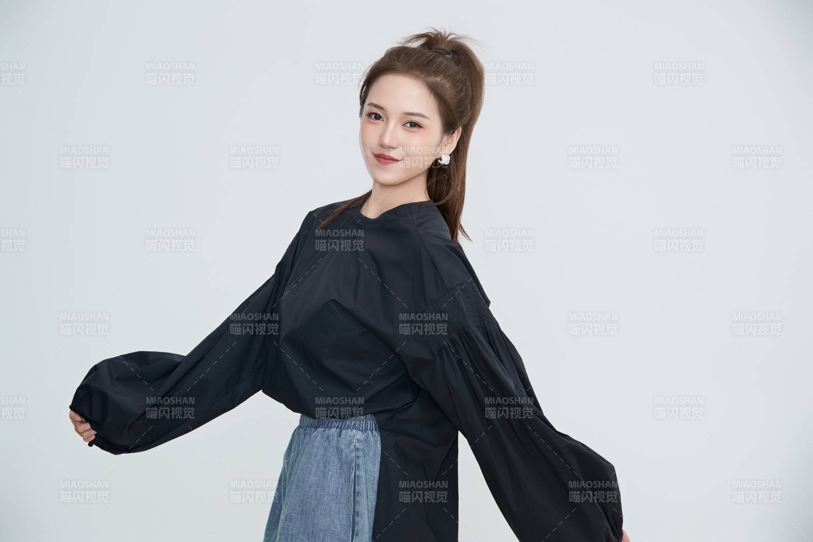 在攝影棚拍攝的青年時尚女性