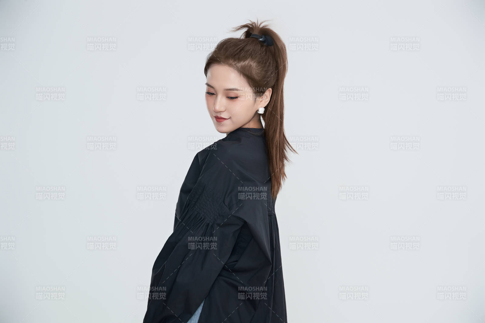 在攝影棚拍攝的青年時尚女性