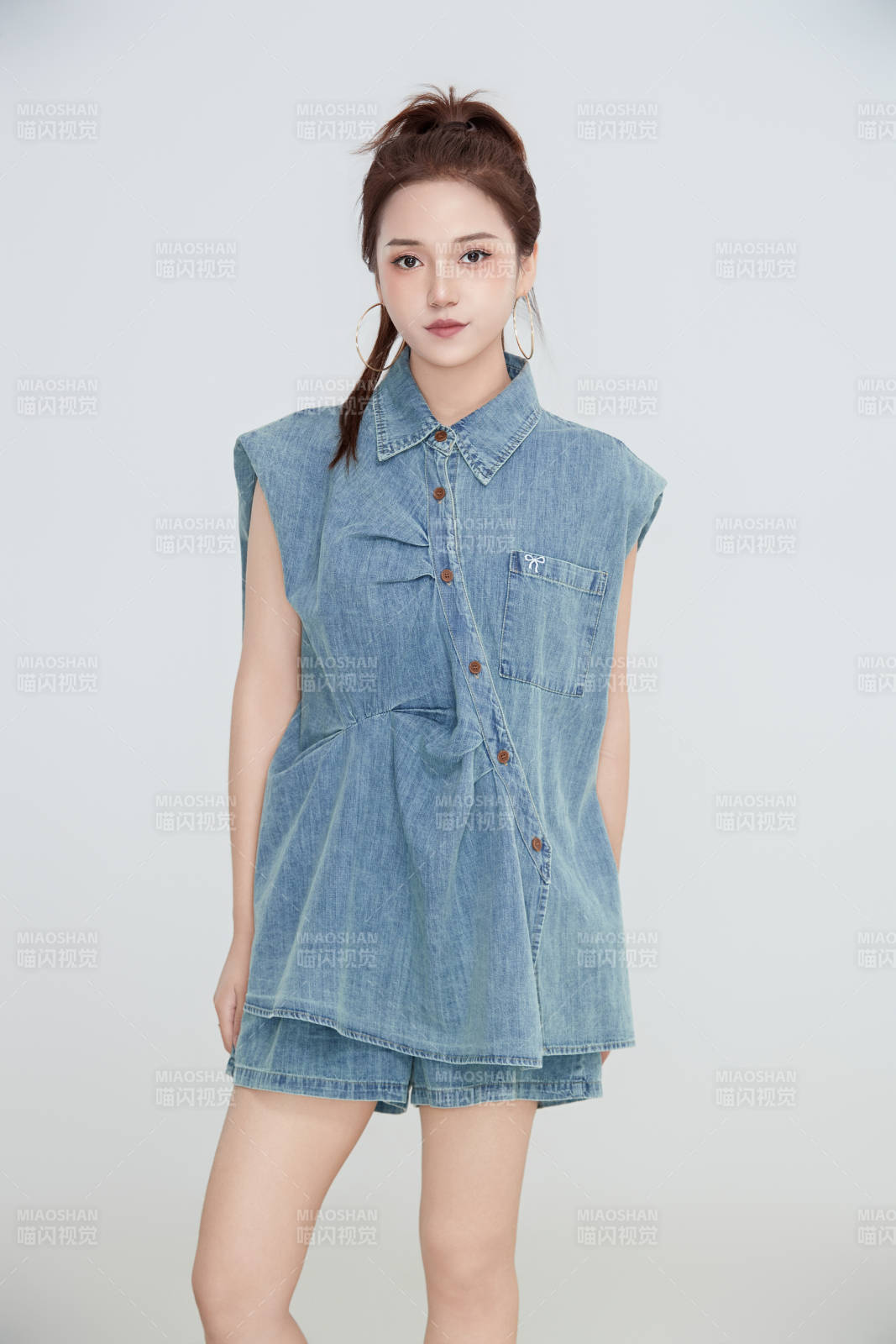 在攝影棚拍攝的青年時尚女性