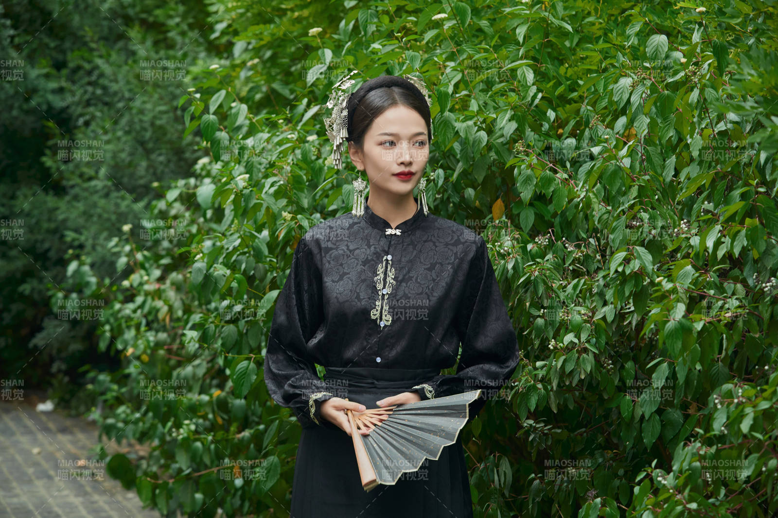 穿著中國漢族服飾馬面裙的東方女性