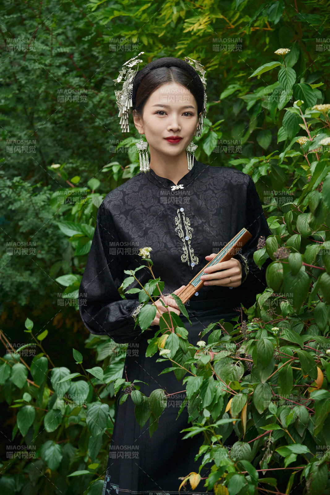 穿著中國漢族服飾馬面裙的東方女性