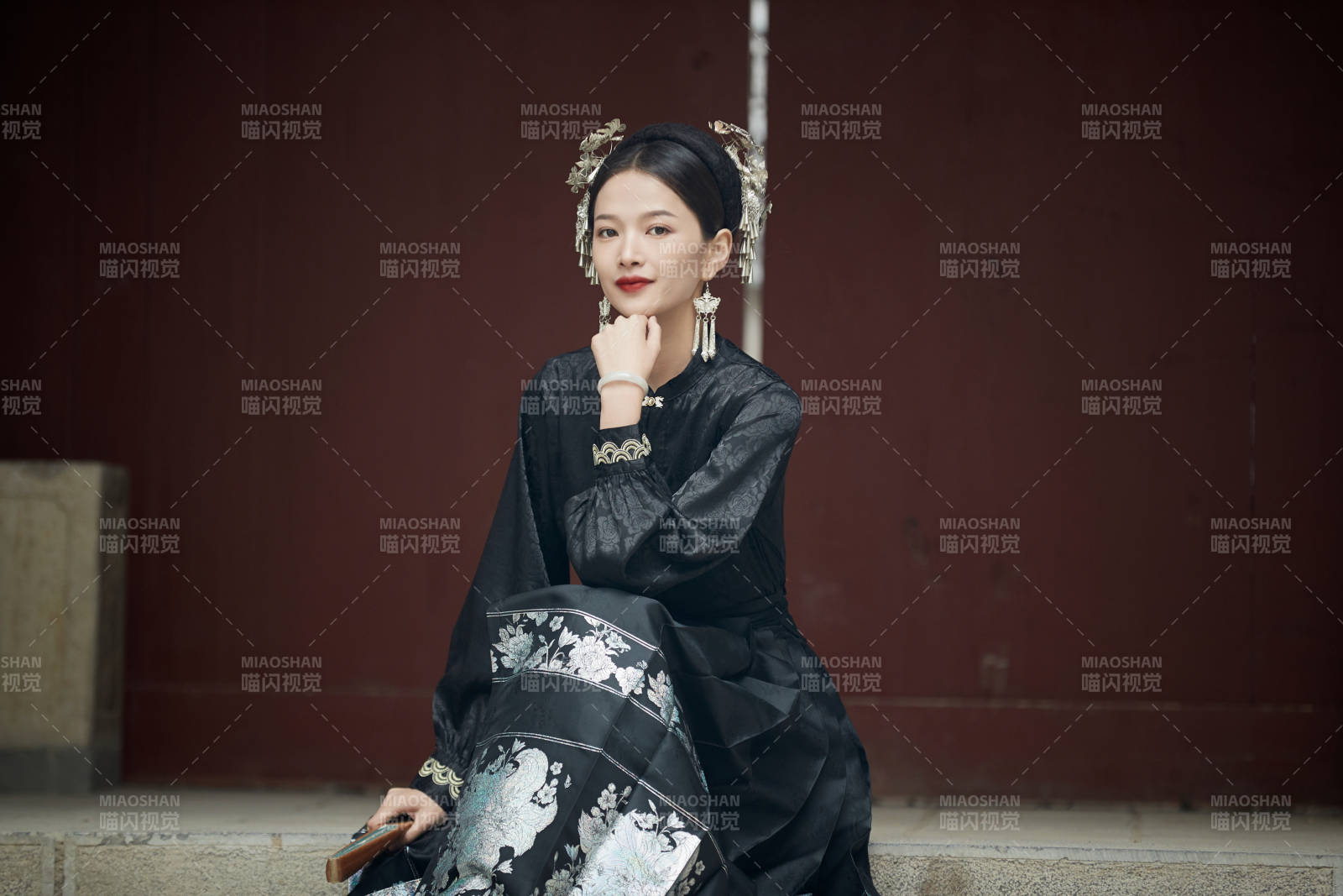 穿著中國漢族服飾馬面裙的東方女性