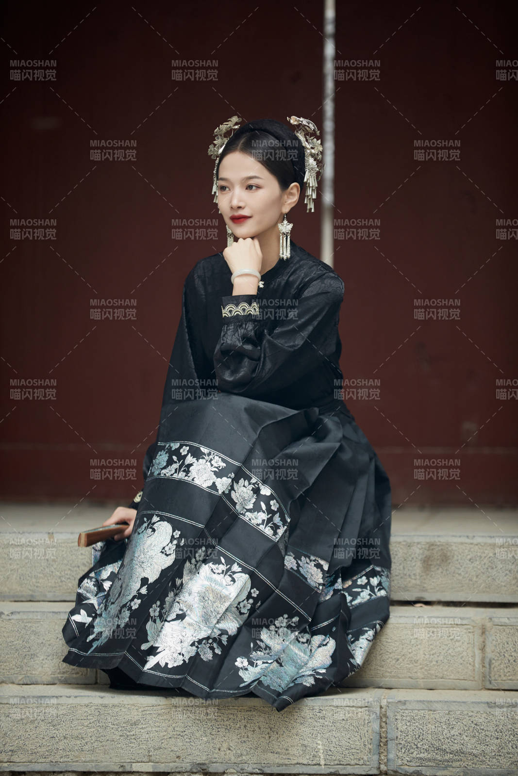 穿着中国汉族服饰马面裙的东方女性