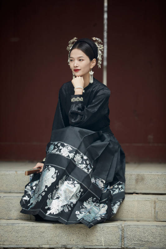 穿着中国汉族服饰马面裙的东方女性