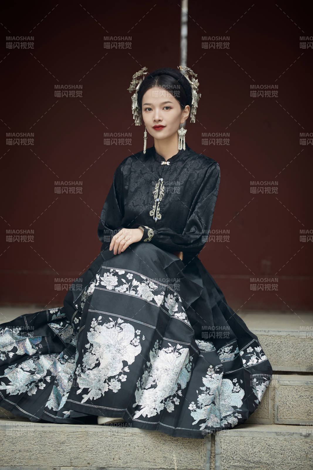 穿著中國漢族服飾馬面裙的東方女性