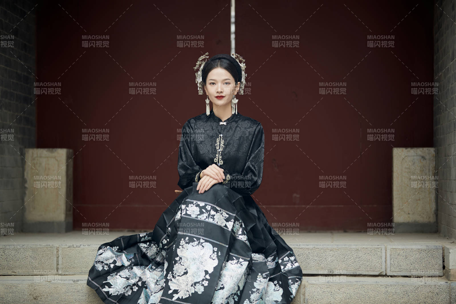 穿著中國漢族服飾馬面裙的東方女性