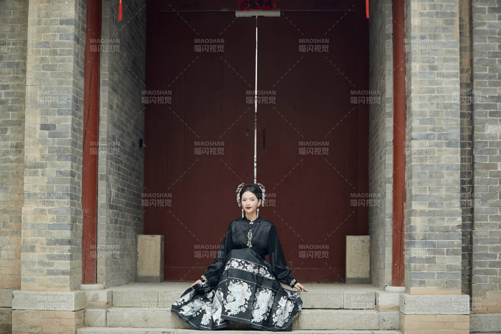 穿着中国汉族服饰马面裙的东方女性