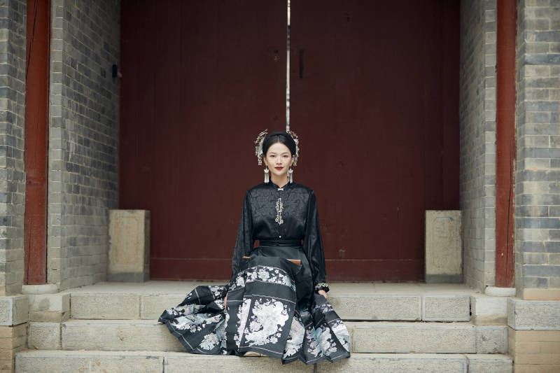 穿着中国汉族服饰马面裙的东方女性