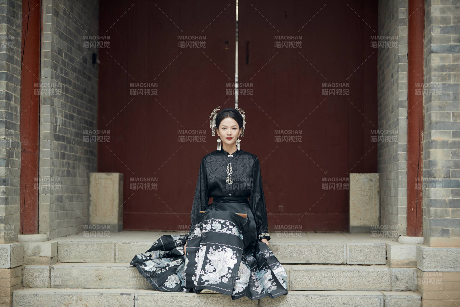 穿着中国汉族服饰马面裙的东方女性