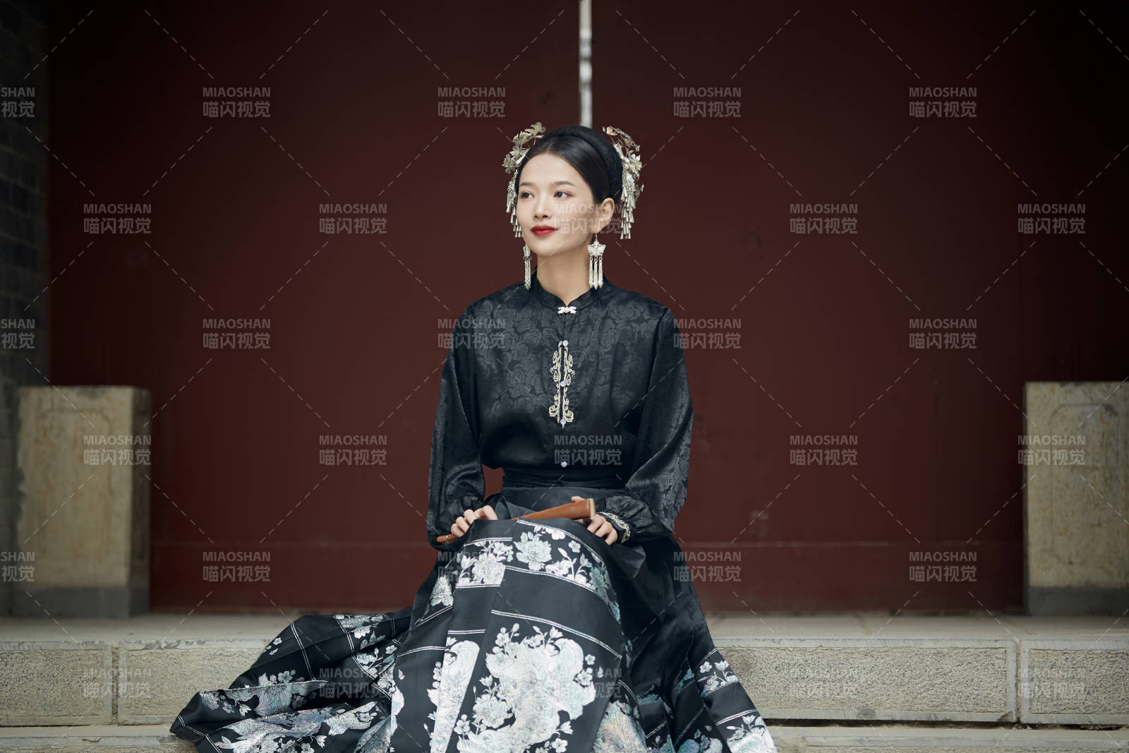 穿著中國漢族服飾馬面裙的東方女性