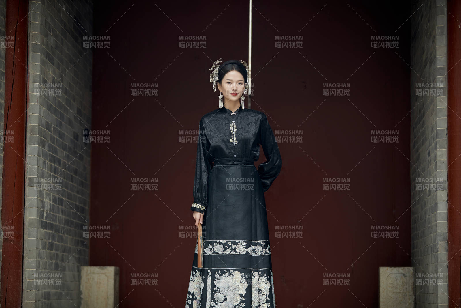 穿著中國(guó)漢族服飾馬面裙的東方女性