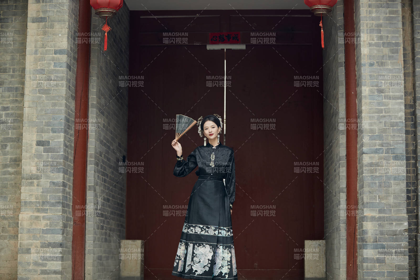 穿着中国汉族服饰马面裙的东方女性