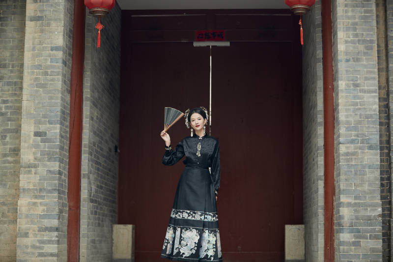 穿着中国汉族服饰马面裙的东方女性