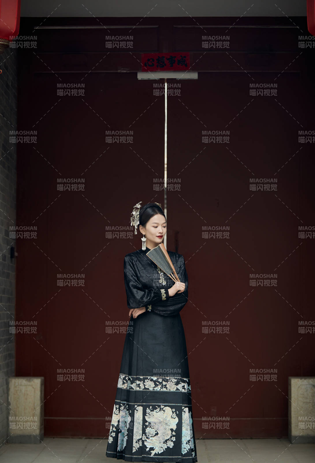 穿着中国汉族服饰马面裙的东方女性