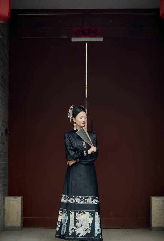 穿着中国汉族服饰马面裙的东方女性