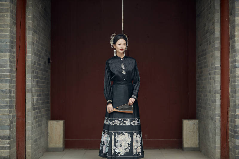 穿着中国汉族服饰马面裙的东方女性