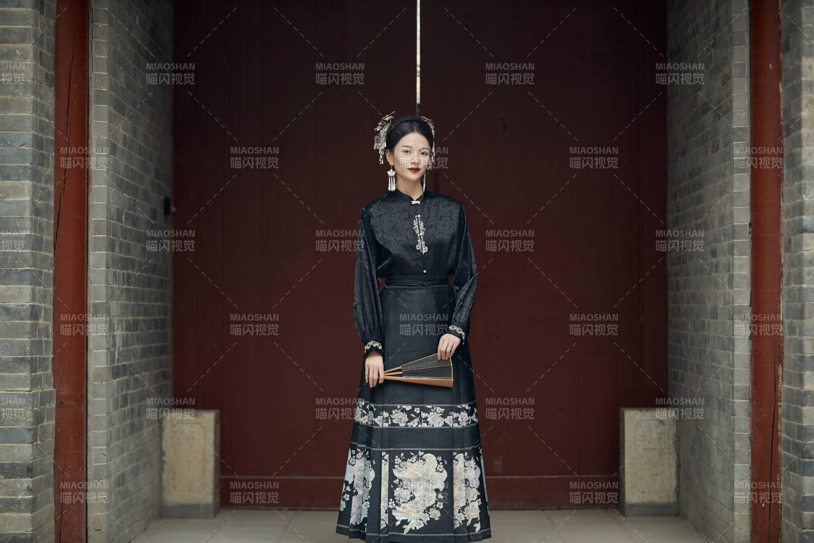 穿着中国汉族服饰马面裙的东方女性