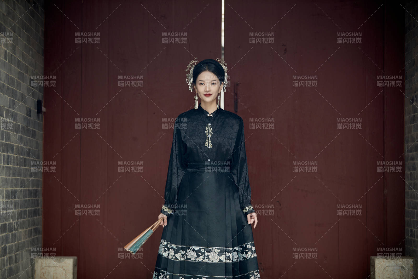 穿着中国汉族服饰马面裙的东方女性