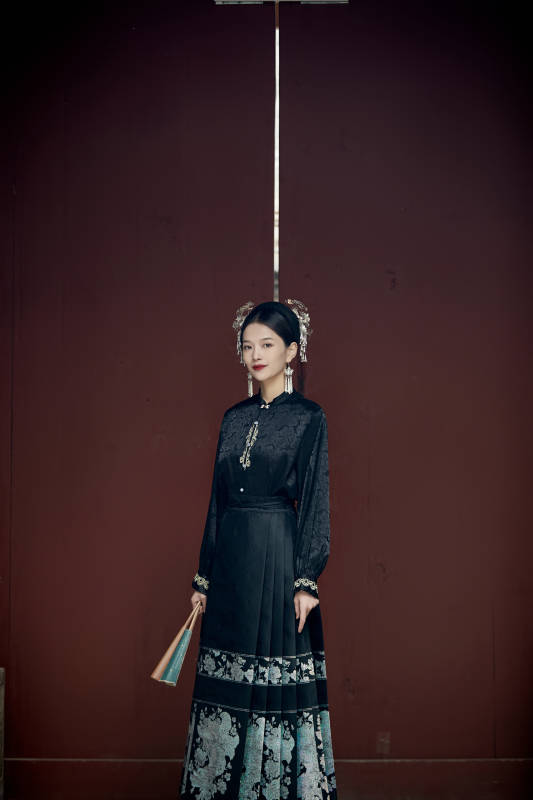 穿着中国汉族服饰马面裙的东方女性