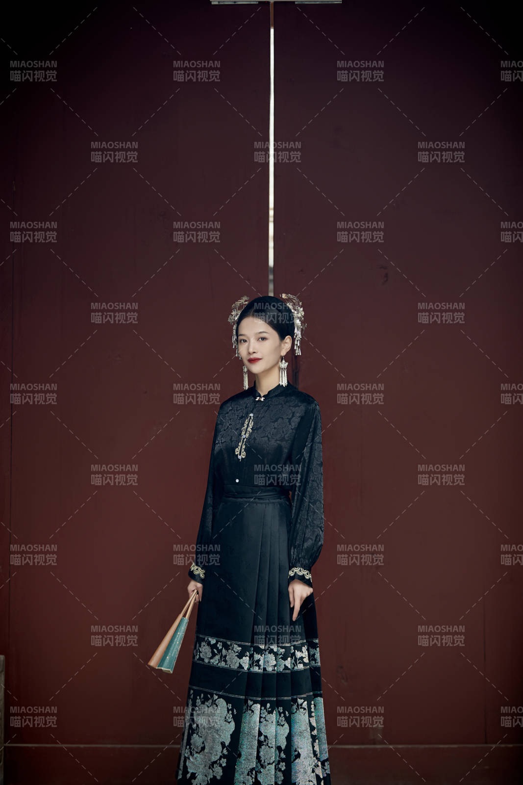 穿着中国汉族服饰马面裙的东方女性