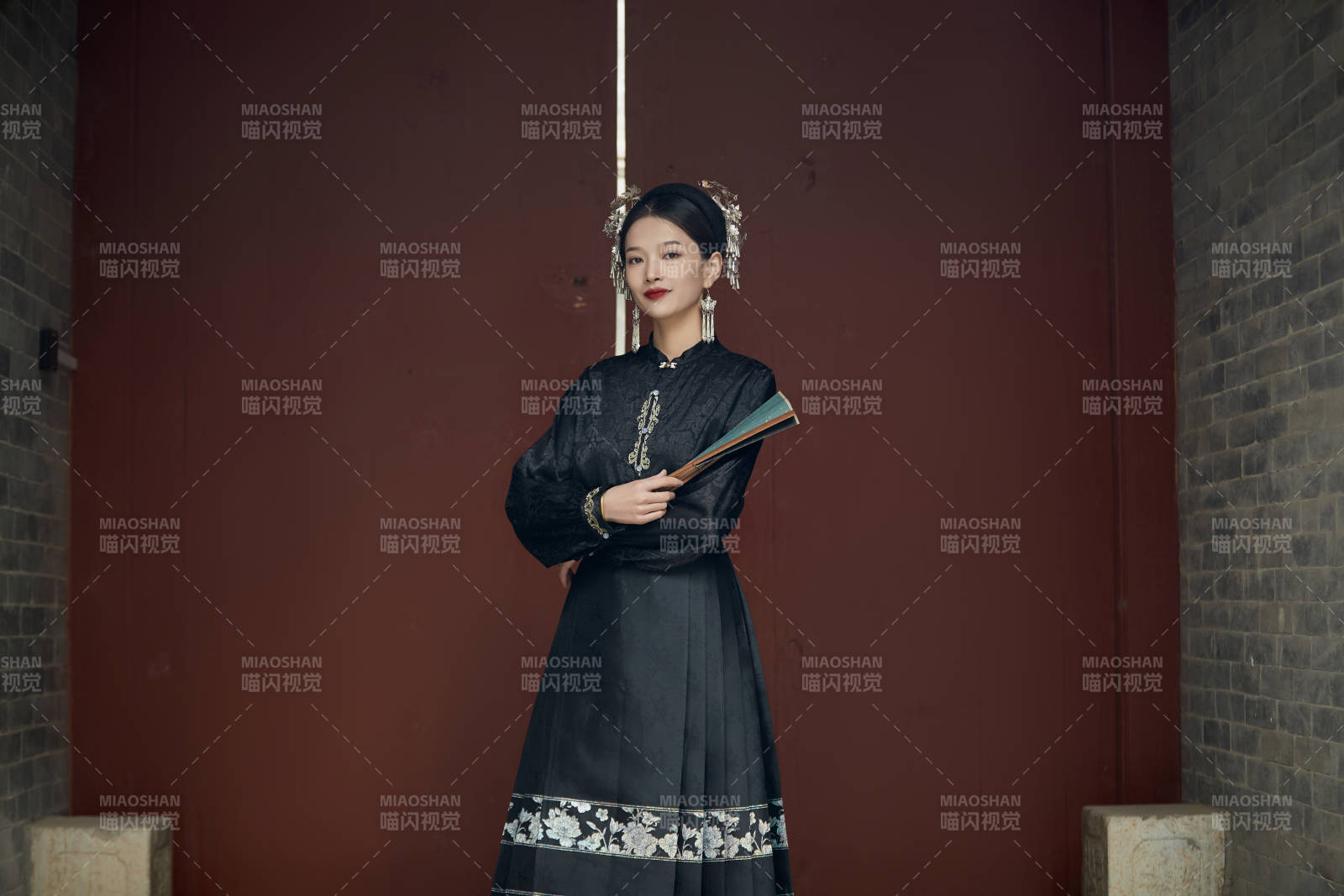 穿著中國漢族服飾馬面裙的東方女性