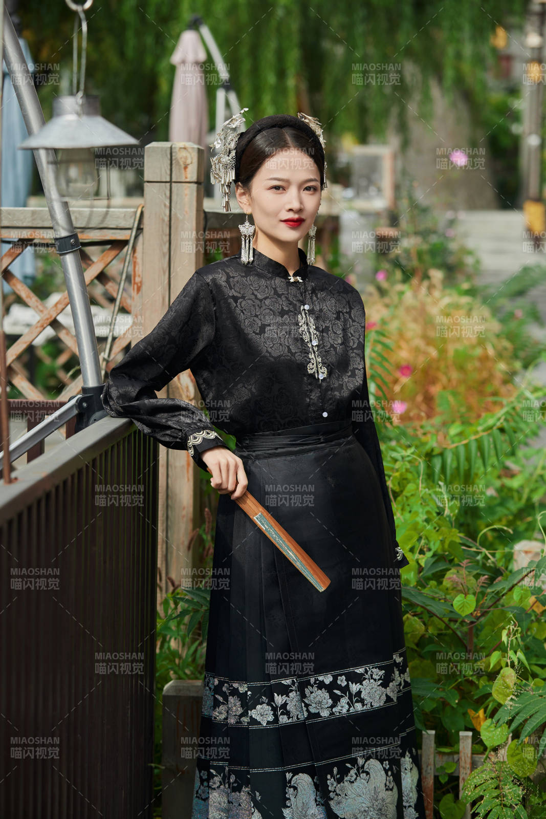 穿着中国汉族服饰马面裙的东方女性