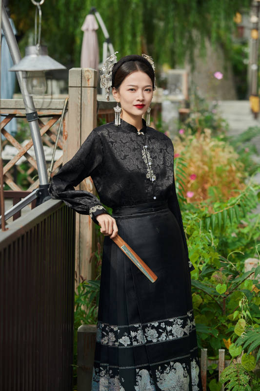 穿着中国汉族服饰马面裙的东方女性