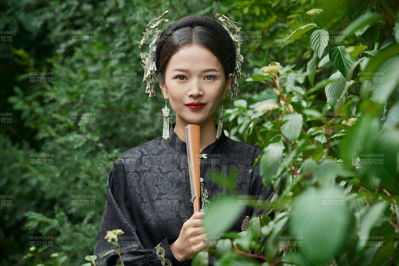 穿著中國漢族服飾馬面裙的東方女性