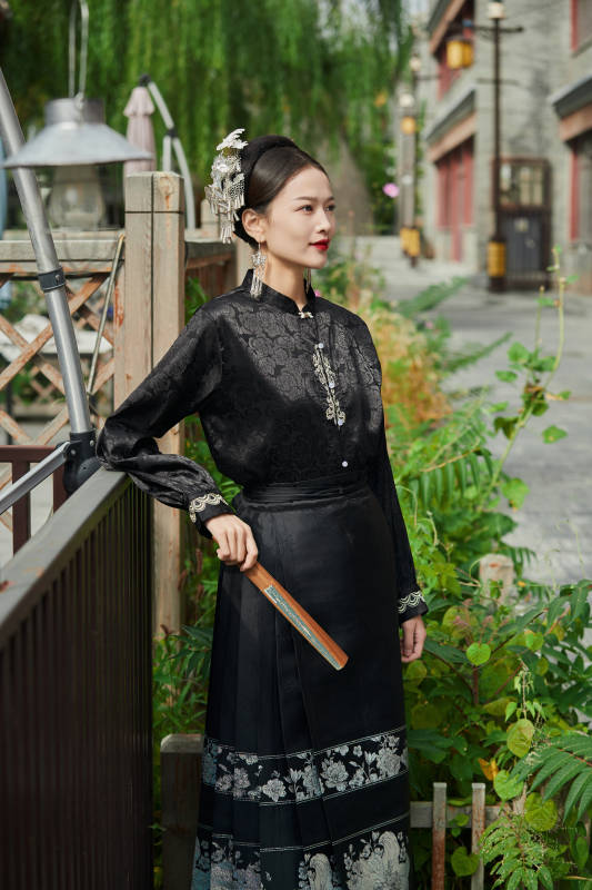 穿着中国汉族服饰马面裙的东方女性