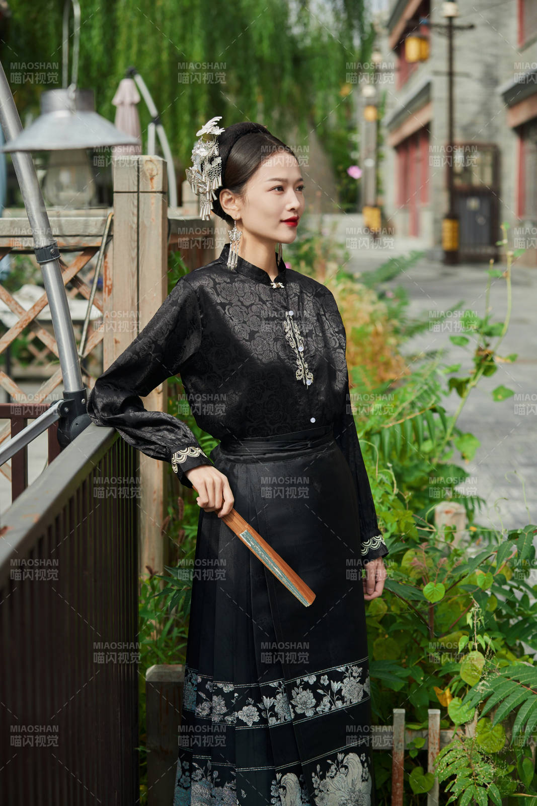 穿着中国汉族服饰马面裙的东方女性