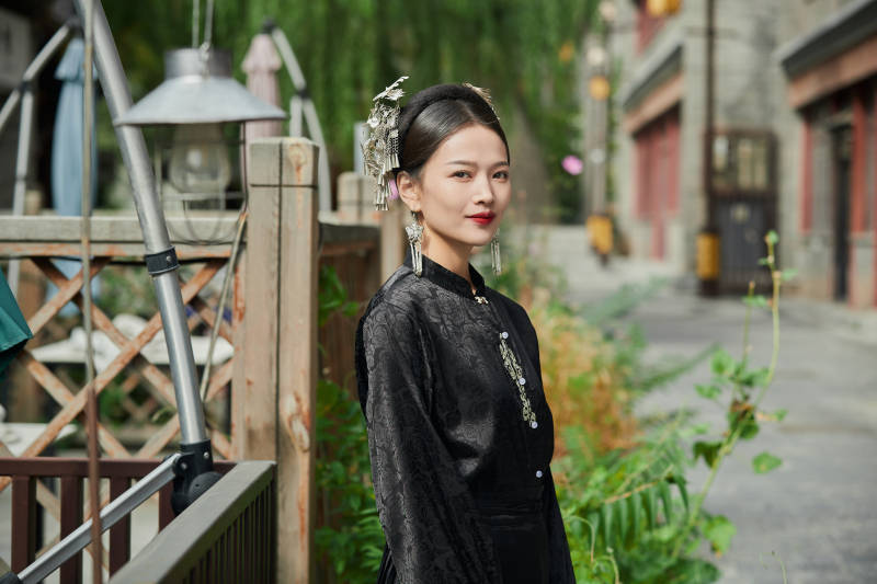 穿着中国汉族服饰马面裙的东方女性