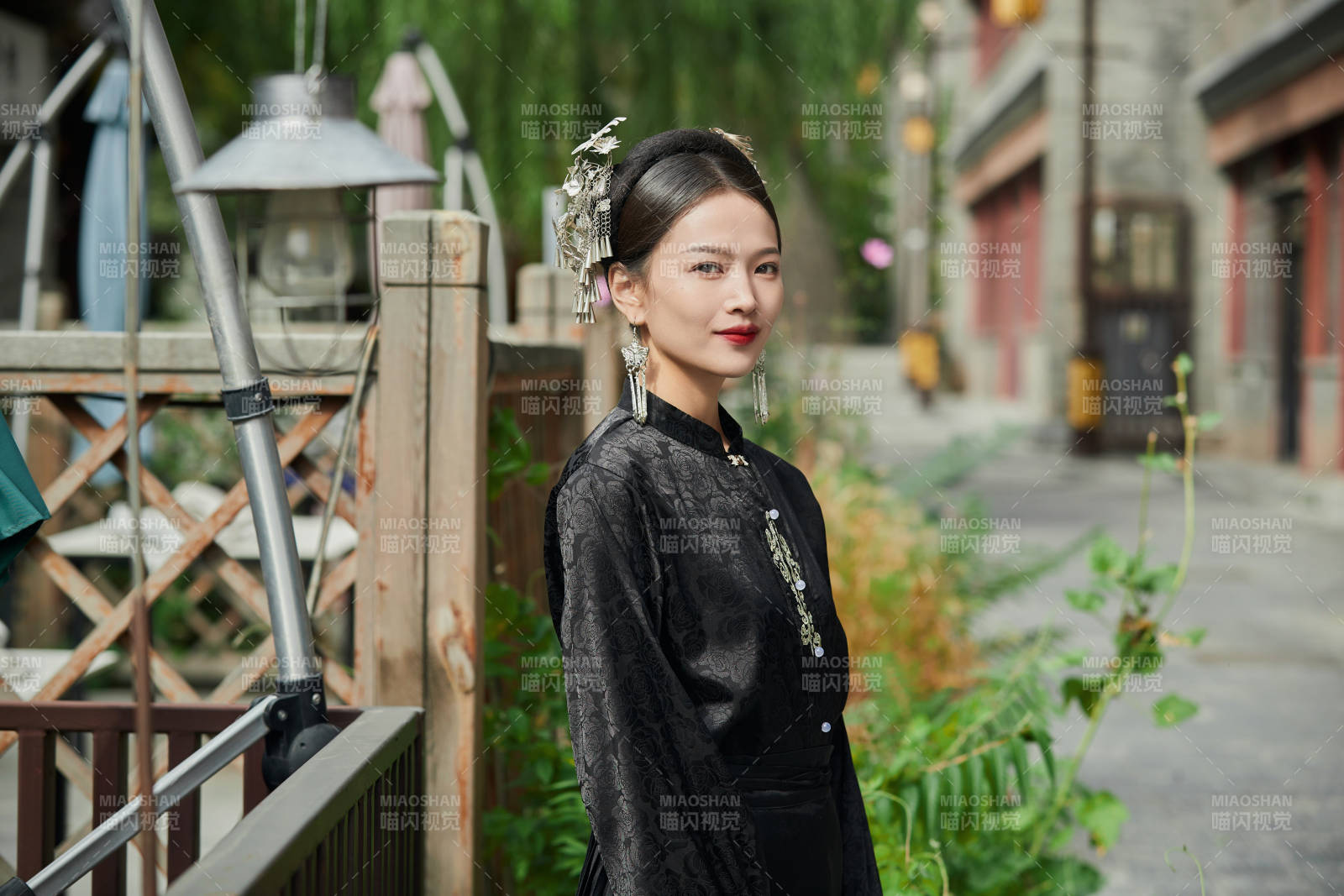 穿着中国汉族服饰马面裙的东方女性