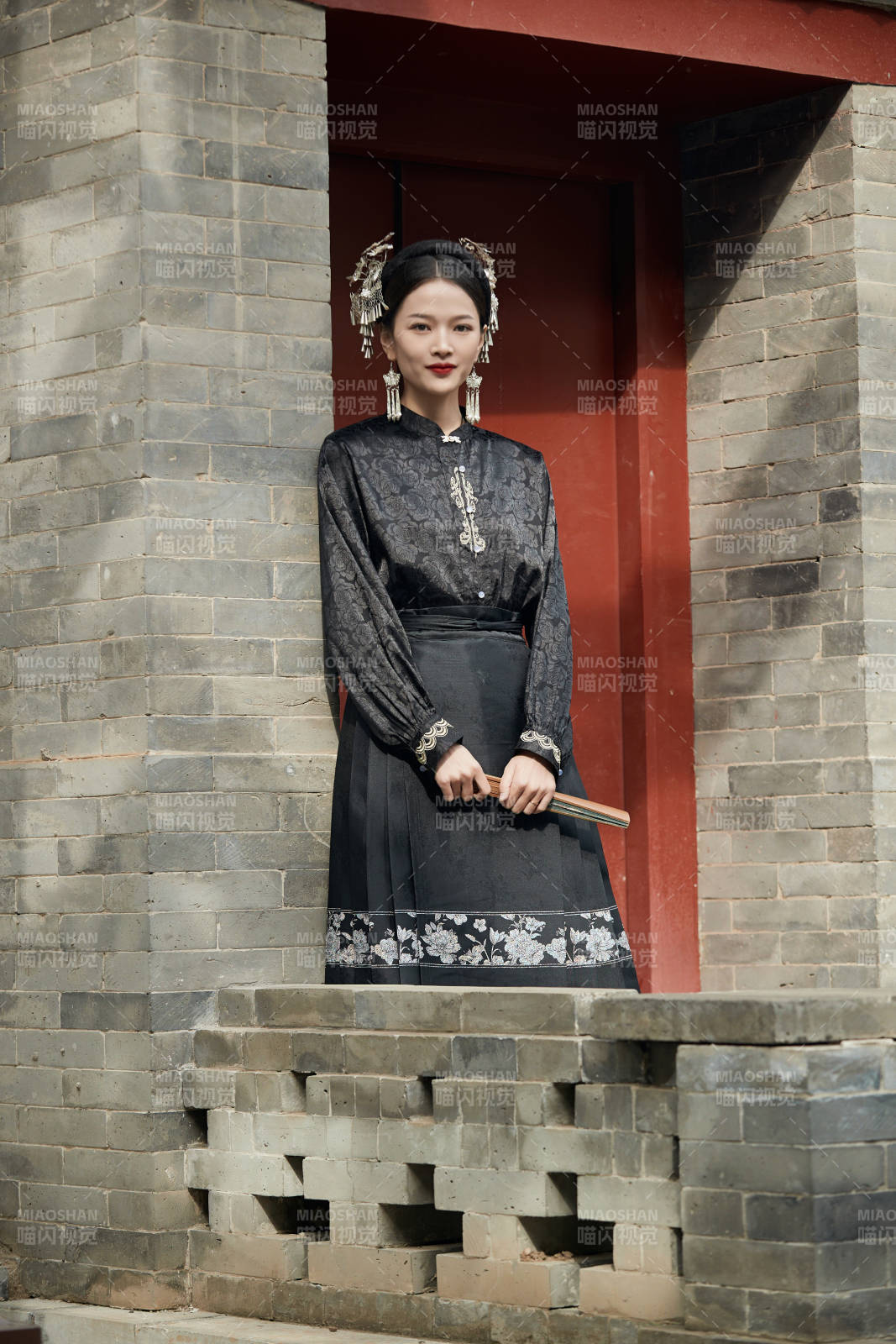 穿着中国汉族服饰马面裙的东方女性