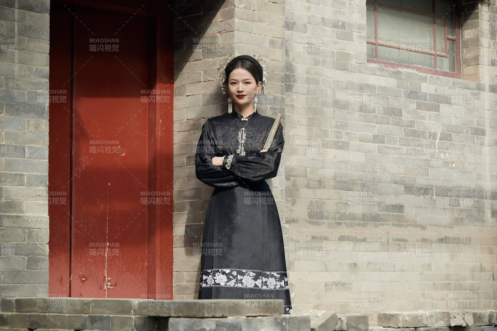 穿着中国汉族服饰马面裙的东方女性