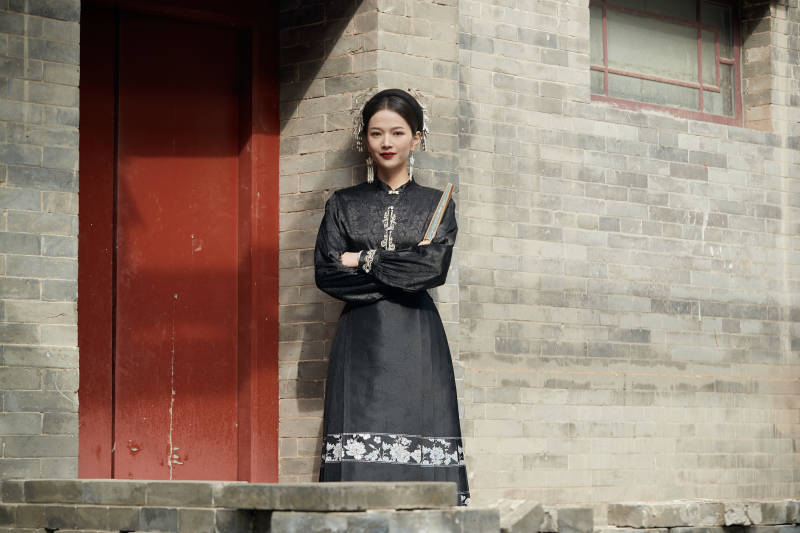 穿着中国汉族服饰马面裙的东方女性