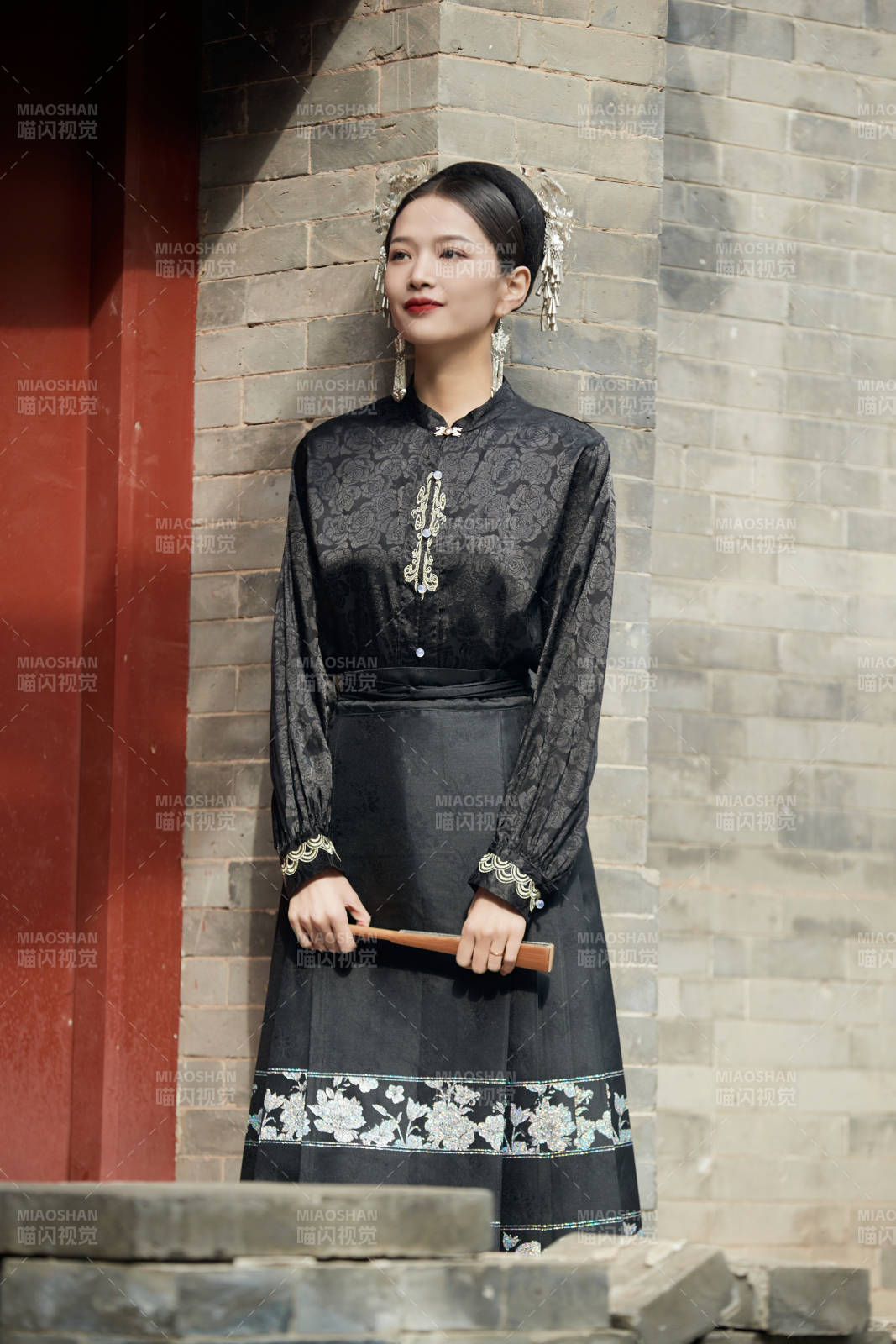 穿著中國漢族服飾馬面裙的東方女性