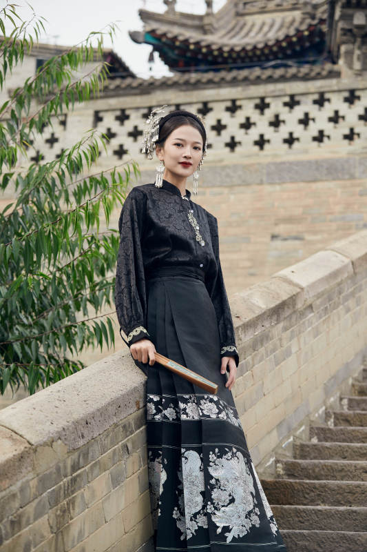 穿着中国汉族服饰马面裙的东方女性