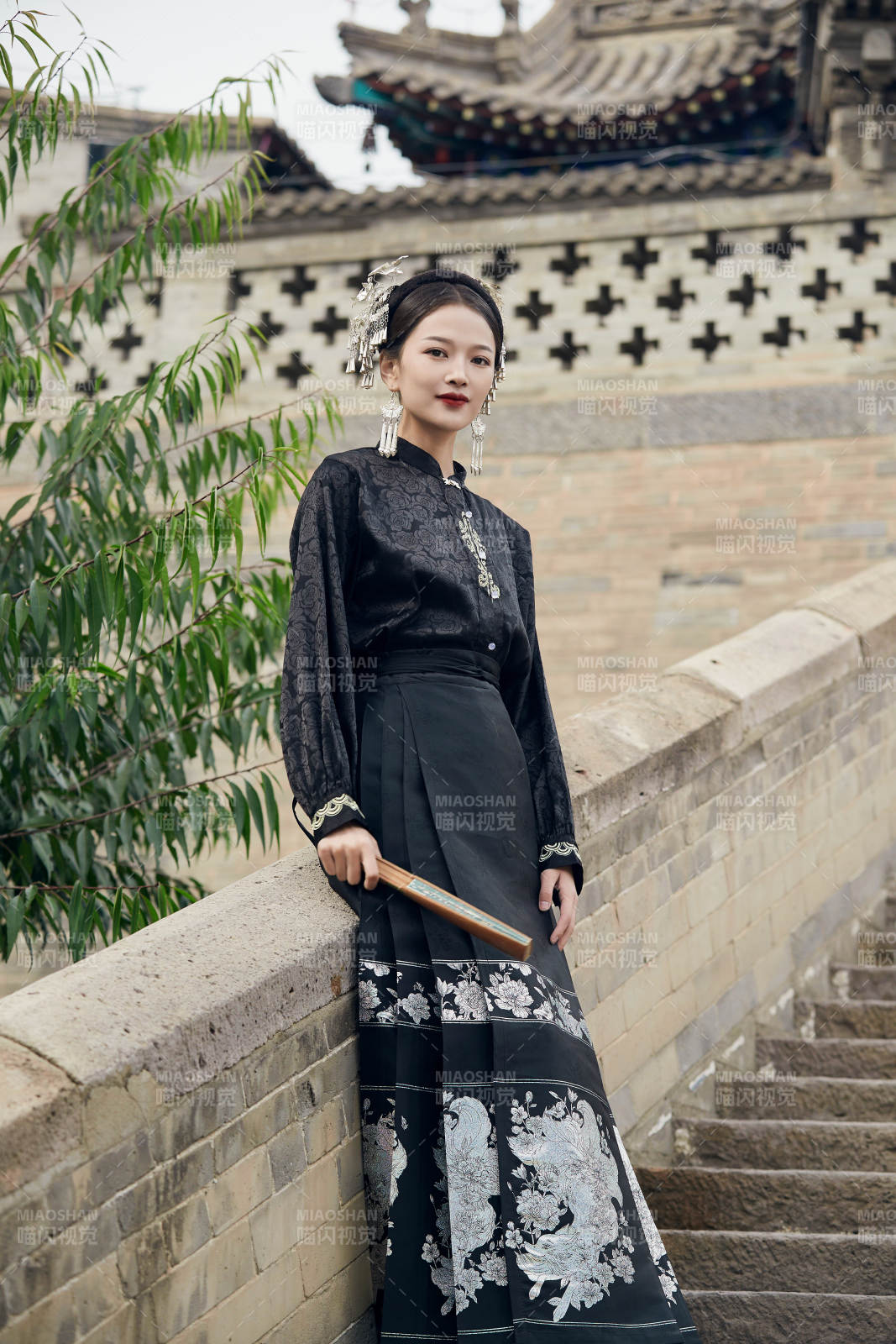 穿着中国汉族服饰马面裙的东方女性