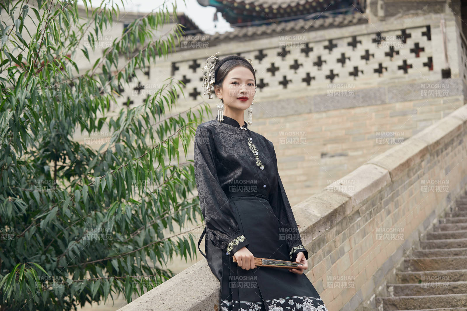 穿著中國漢族服飾馬面裙的東方女性