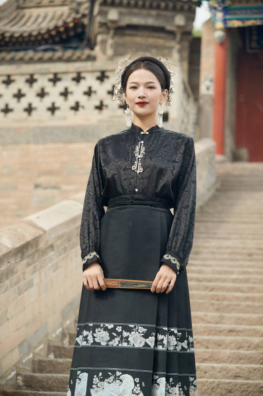 穿着中国汉族服饰马面裙的东方女性