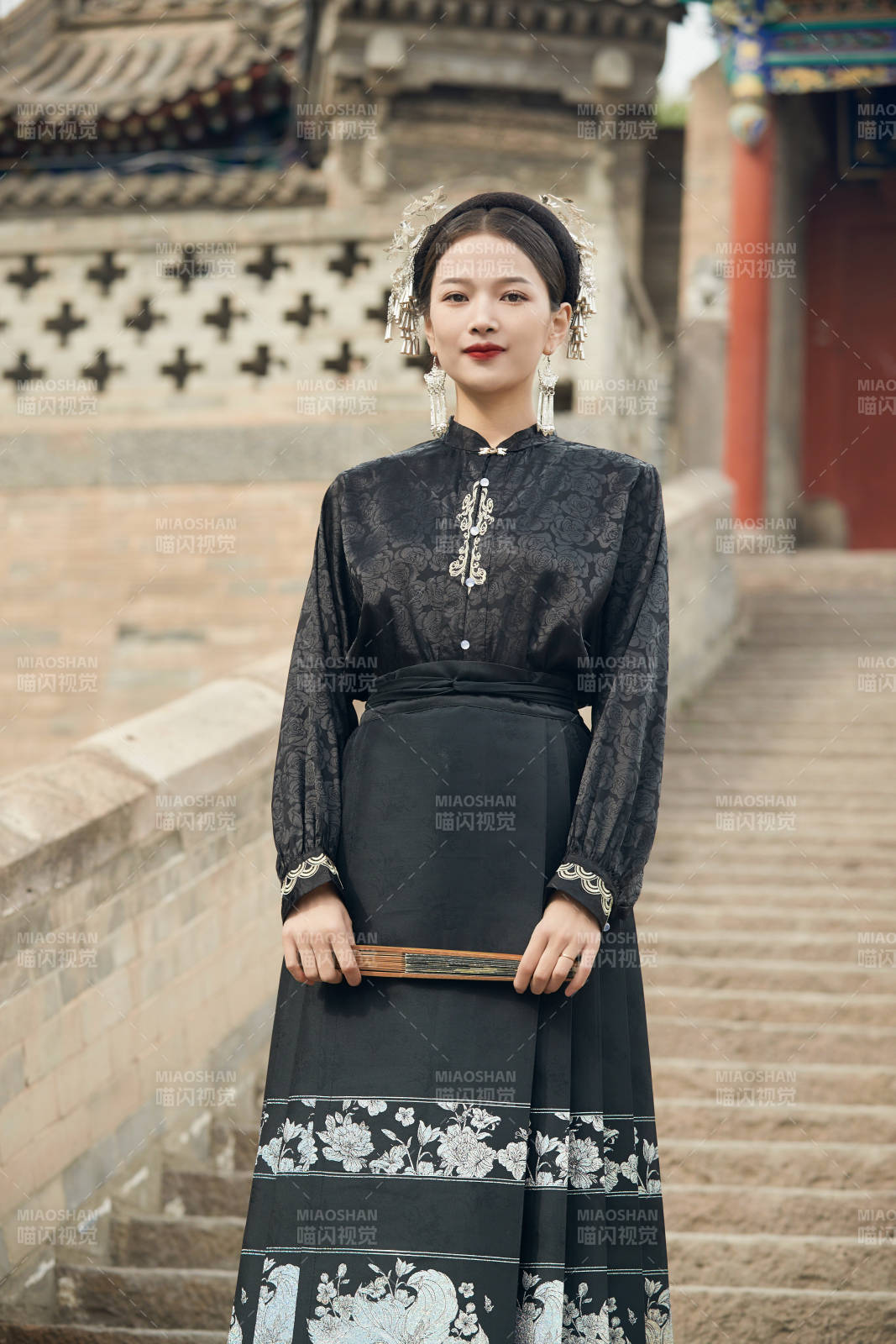 穿着中国汉族服饰马面裙的东方女性