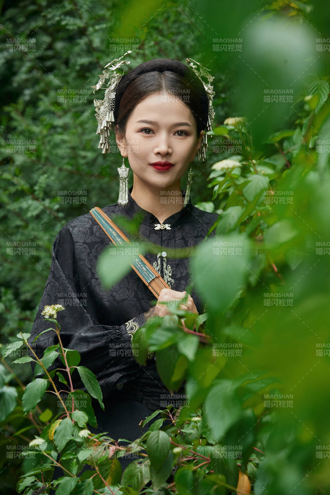 穿着中国汉族服饰马面裙的东方女性图片